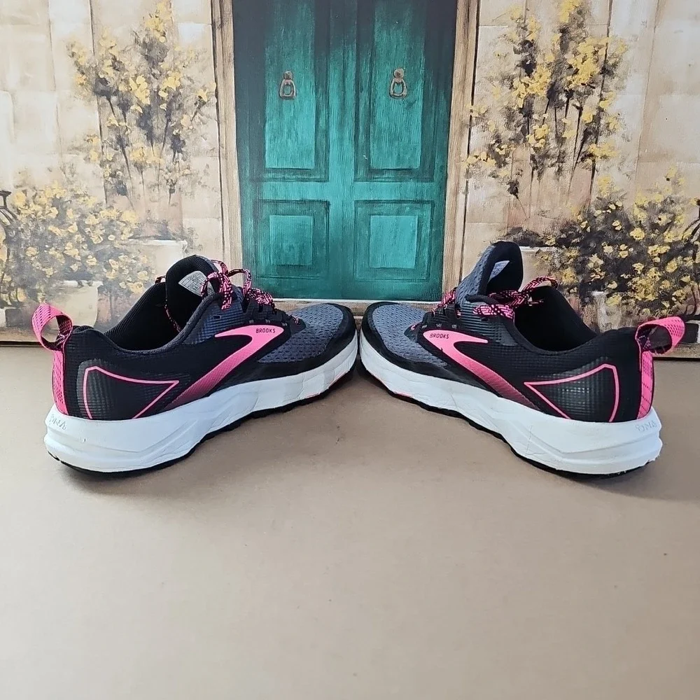 Brooks Divide 2 Women's Size 9.5 B (Medium) Running Shoes Black‎ Pink